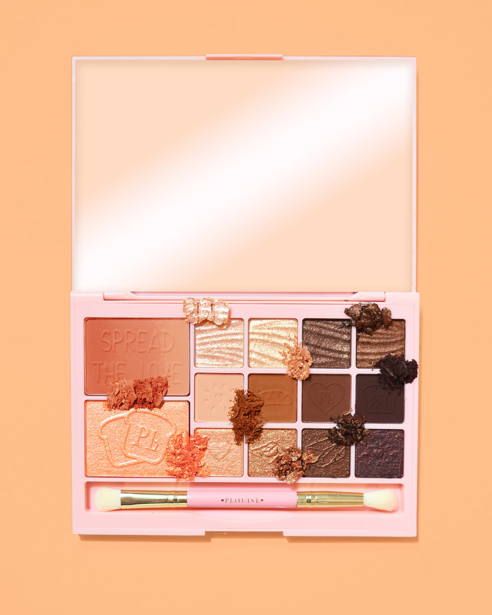 Une image de la palette de maquillage tout-en-un P. Louise Breakfast Bites dans une couleur neutre et chaude Toasty & Tempting sur fond orange.