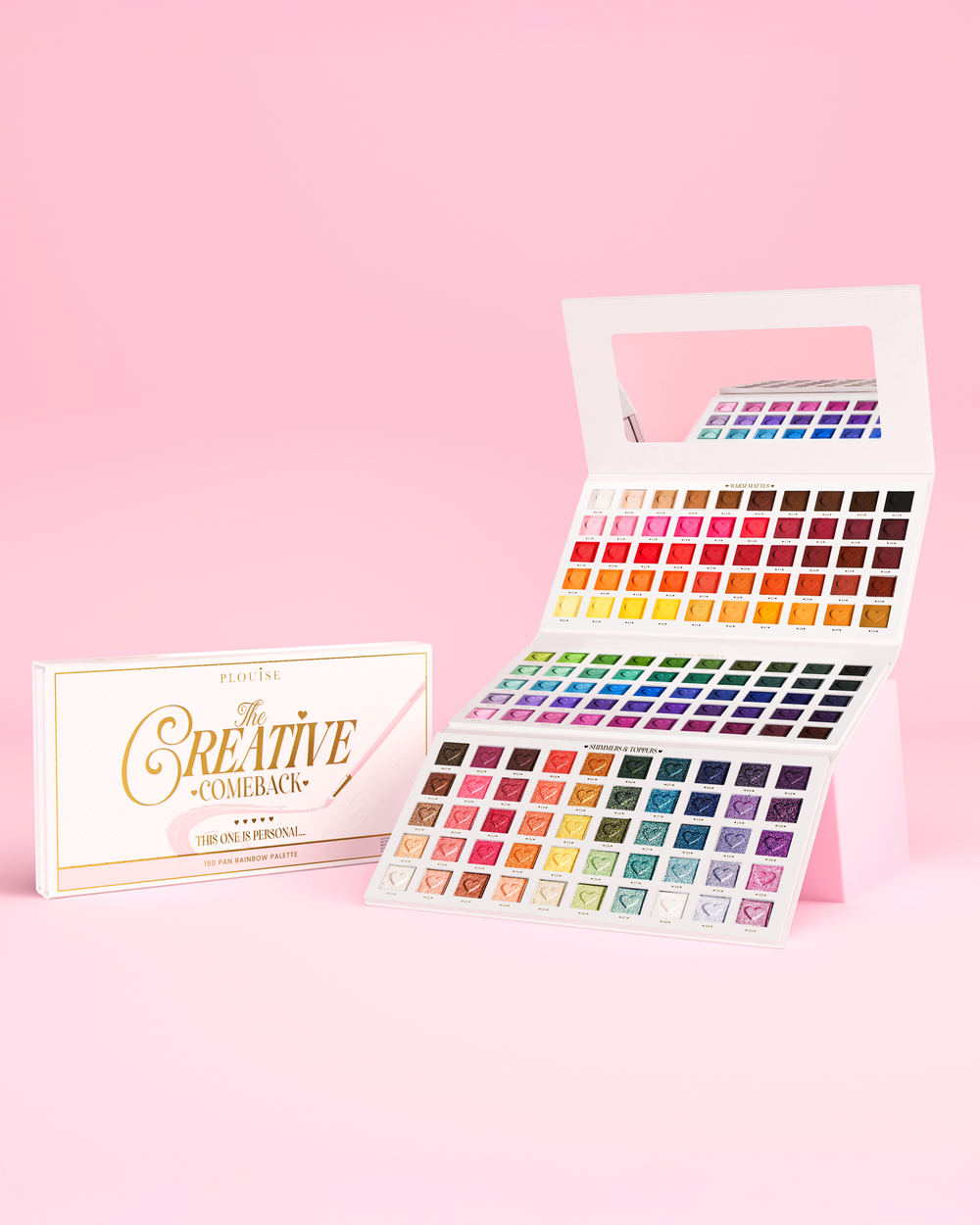 Ouvrez la palette de fards à paupières arc-en-ciel P.Louise Creative Comeback XXXL sur un fond rose avec la boîte d'emballage rose à côté