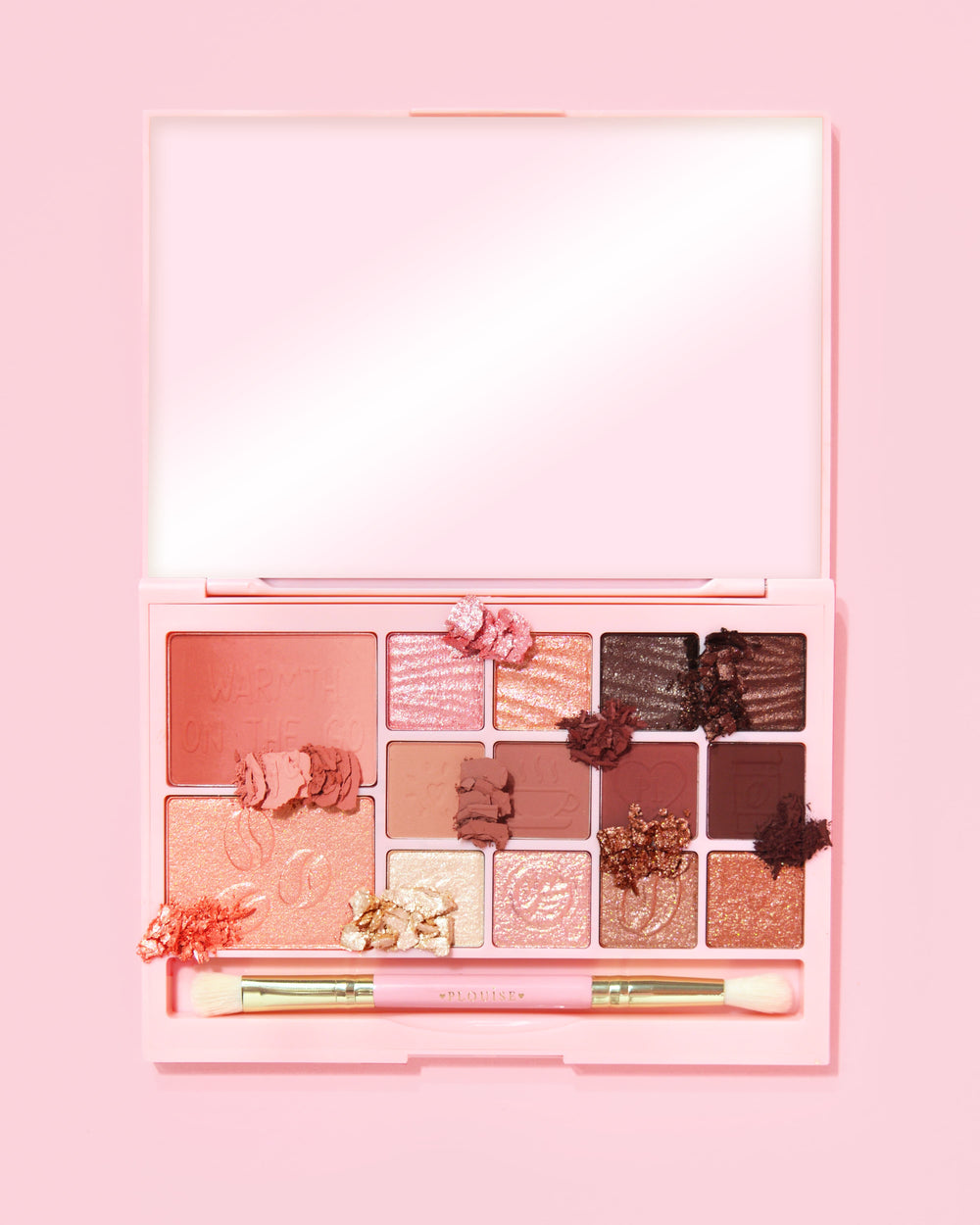 Une image de la palette de maquillage P. Louise Breakfast Bites All In One dans la teinte Hot To Go dans une couleur neutre et mauve sur fond rose