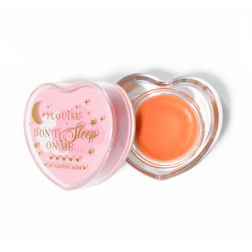 Masque de sommeil à lèvres en forme de coeur rose avec le couvercle retiré sur fond blanc