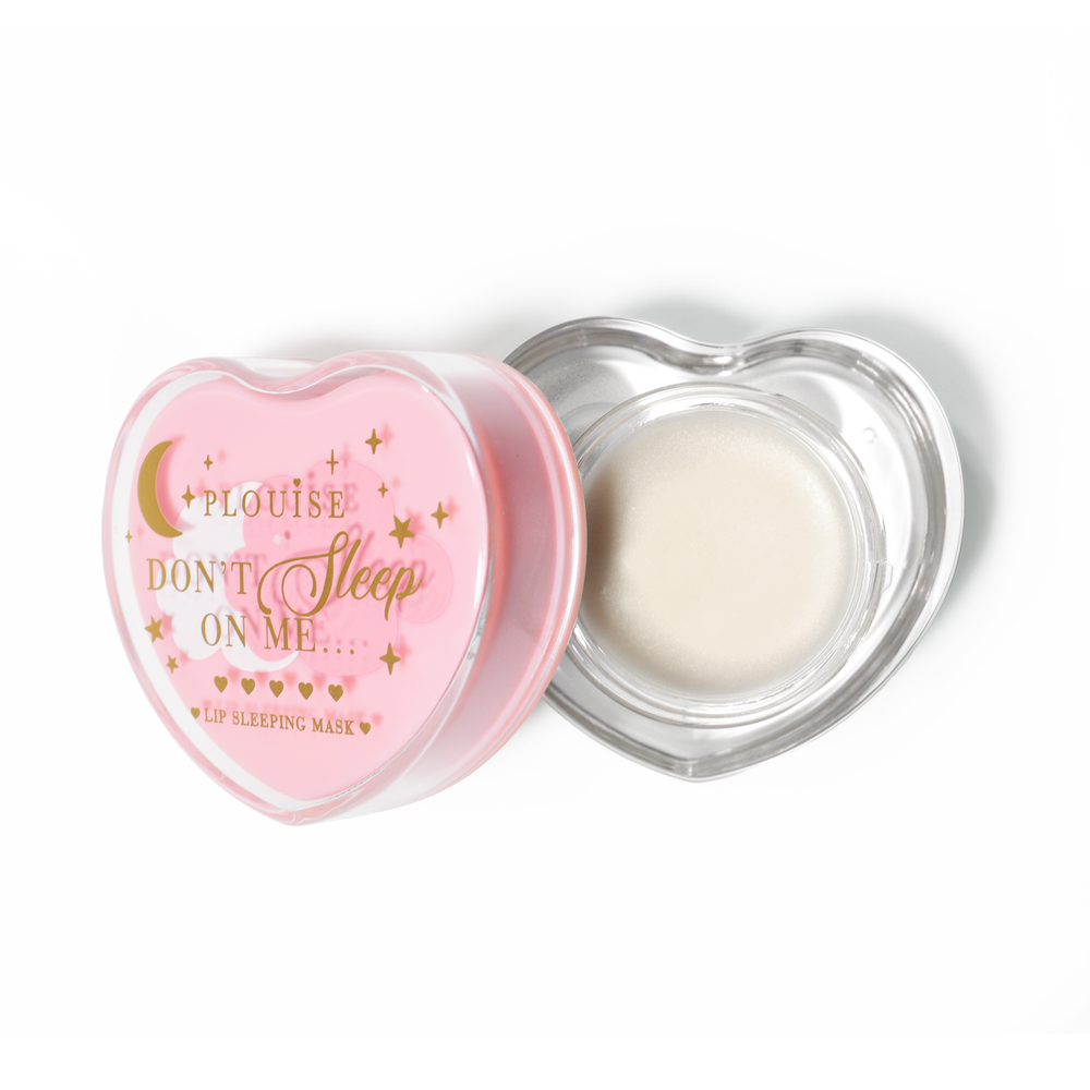Masque de sommeil à lèvres en forme de coeur rose avec le couvercle retiré sur fond blanc
