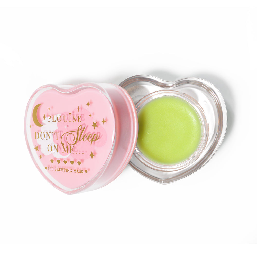 Masque de sommeil à lèvres en forme de coeur rose avec le couvercle retiré sur fond blanc