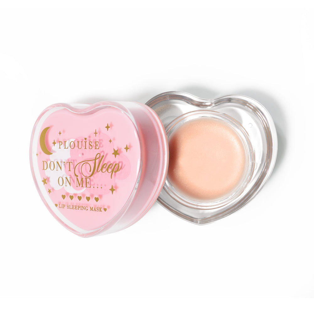 Masque de sommeil à lèvres en forme de coeur rose avec le couvercle retiré sur fond blanc