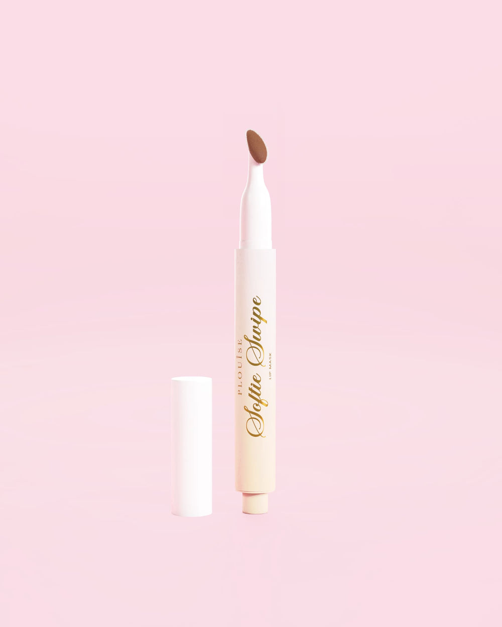 Une image d'un masque à lèvres teinté P.Louise Softie Swipe en Soft Launch sur fond rose
