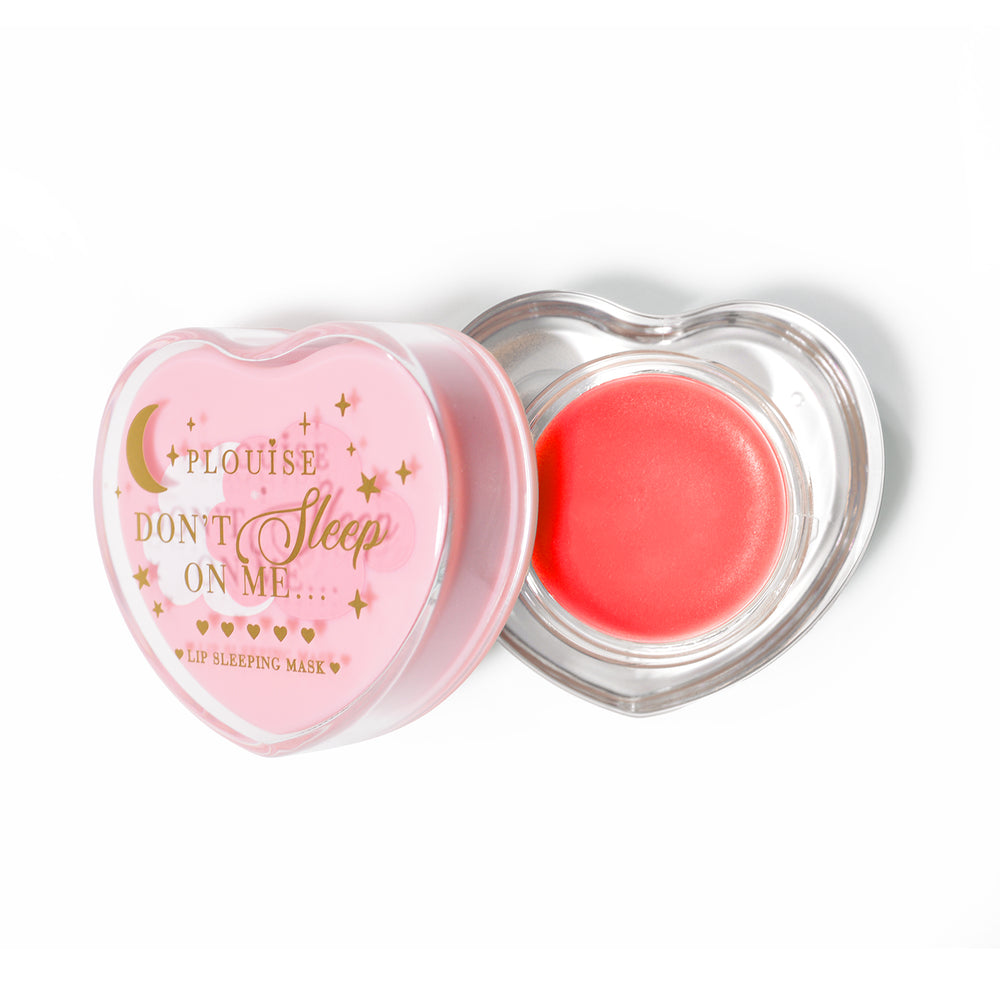 Masque de sommeil à lèvres en forme de coeur rose avec le couvercle retiré sur fond blanc