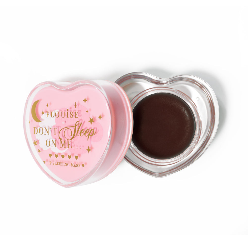 Masque de sommeil à lèvres en forme de coeur rose avec le couvercle retiré sur fond blanc