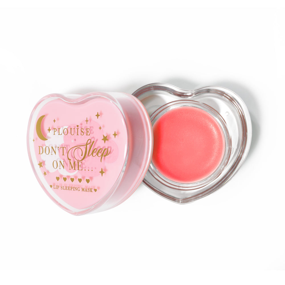 Masque de sommeil à lèvres en forme de coeur rose avec le couvercle retiré sur fond blanc