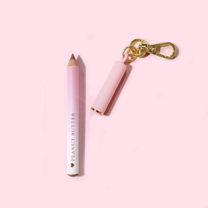 Mini crayon à lèvres porte-clés rose P.Louise avec logo « Peanut Butter » sur fond rose clair