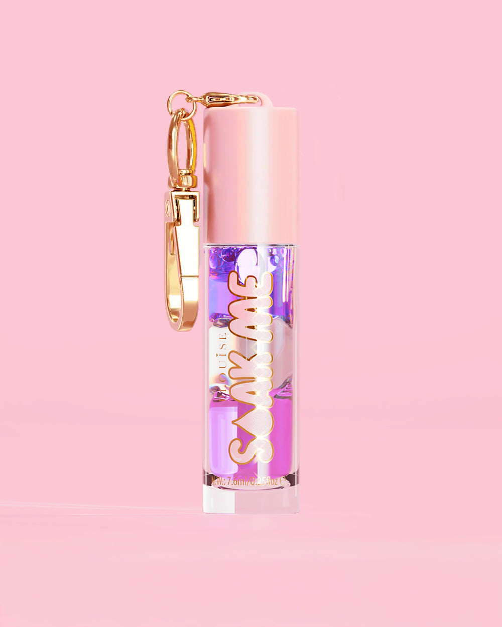P. Louise Soak Me Lip Oil avec de l'huile en couches colorées dans un tube rose avec un fermoir doré sur fond rose