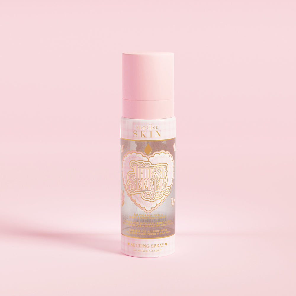 Un flacon pulvérisateur rose étiqueté « P.Louise SKIN » avec une représentation d'un cœur et quelques éléments floraux, contenant un spray fixateur hydratant.