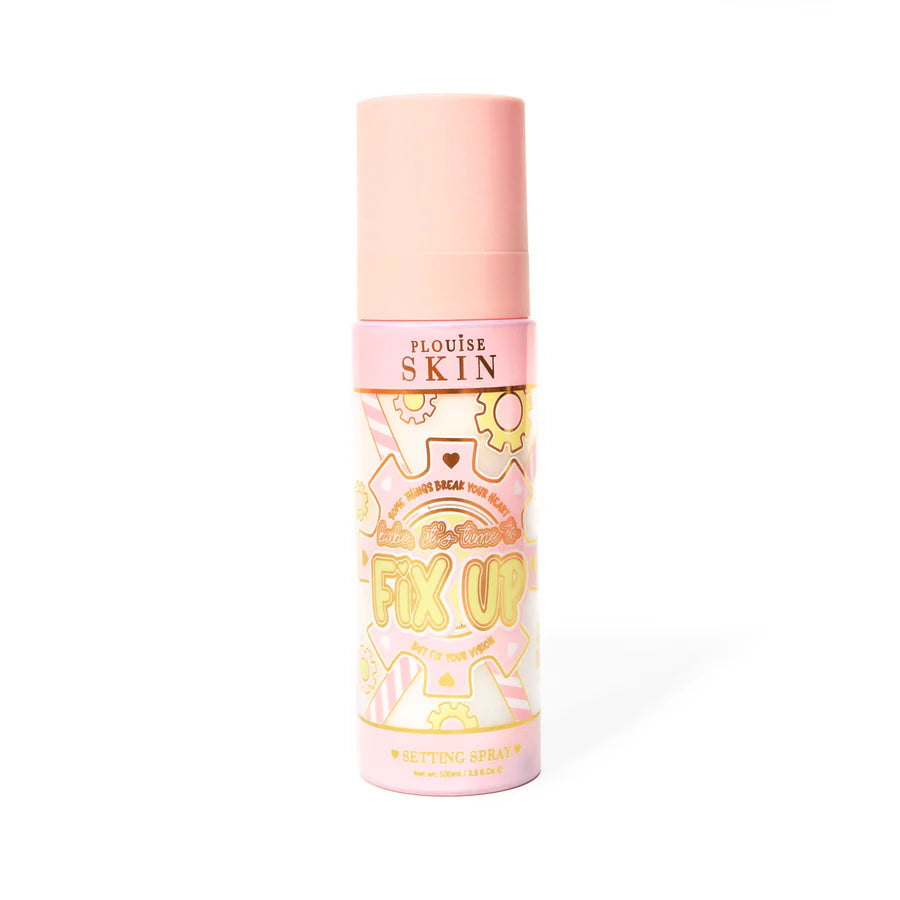 Flacon rose de spray fixateur matifiant P. Louise Fix Up avec motif d'engrenage rose et jaune sur le flacon sur fond blanc