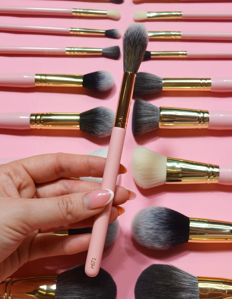 #671 Larger Tapered Duster Brush