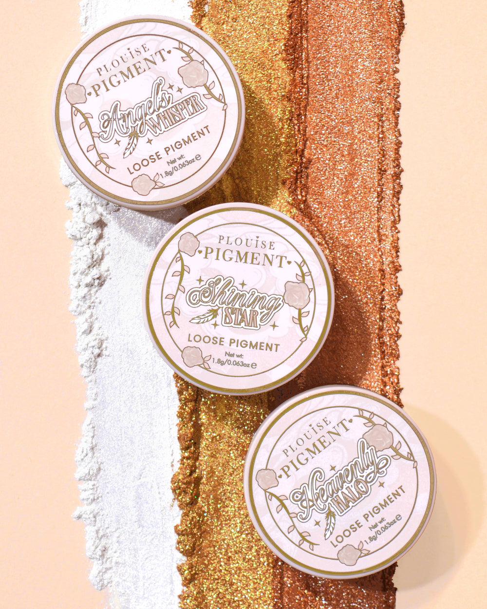 Trois contenants de pigments de fard à paupières P.Louise Stardust Secrets Loose Glitter contre des rangées de paillettes prélevées dans chaque pot