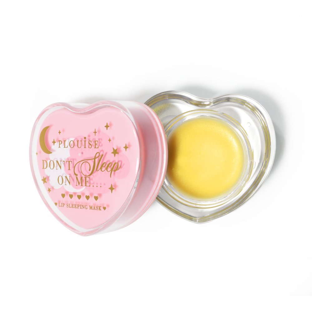 Masque de sommeil à lèvres en forme de coeur rose avec le couvercle retiré sur fond blanc