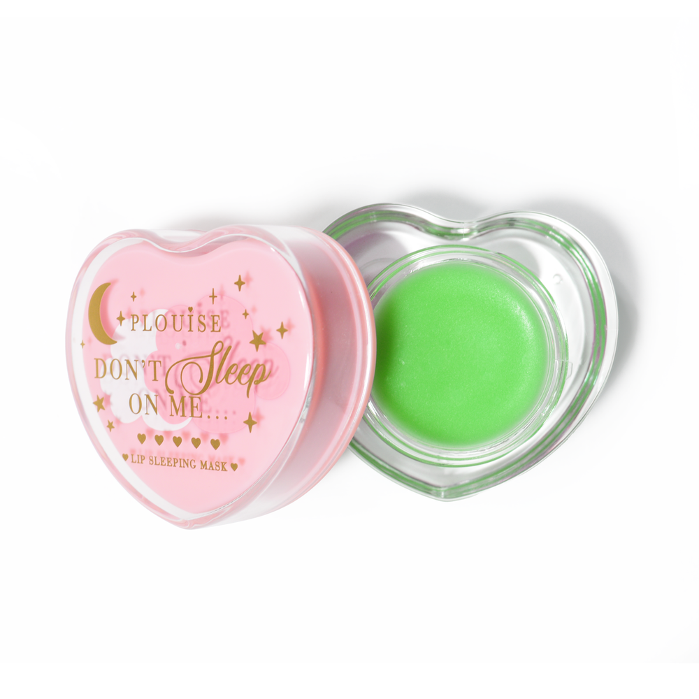 Masque de sommeil à lèvres en forme de coeur rose avec le couvercle retiré sur fond blanc