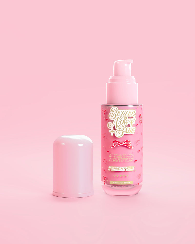 Une bouteille rose P.Louise de sérum réparateur de barrière rose Better Now Babe au parfum Twilight Tide avec pompe et capuchon sur fond rose