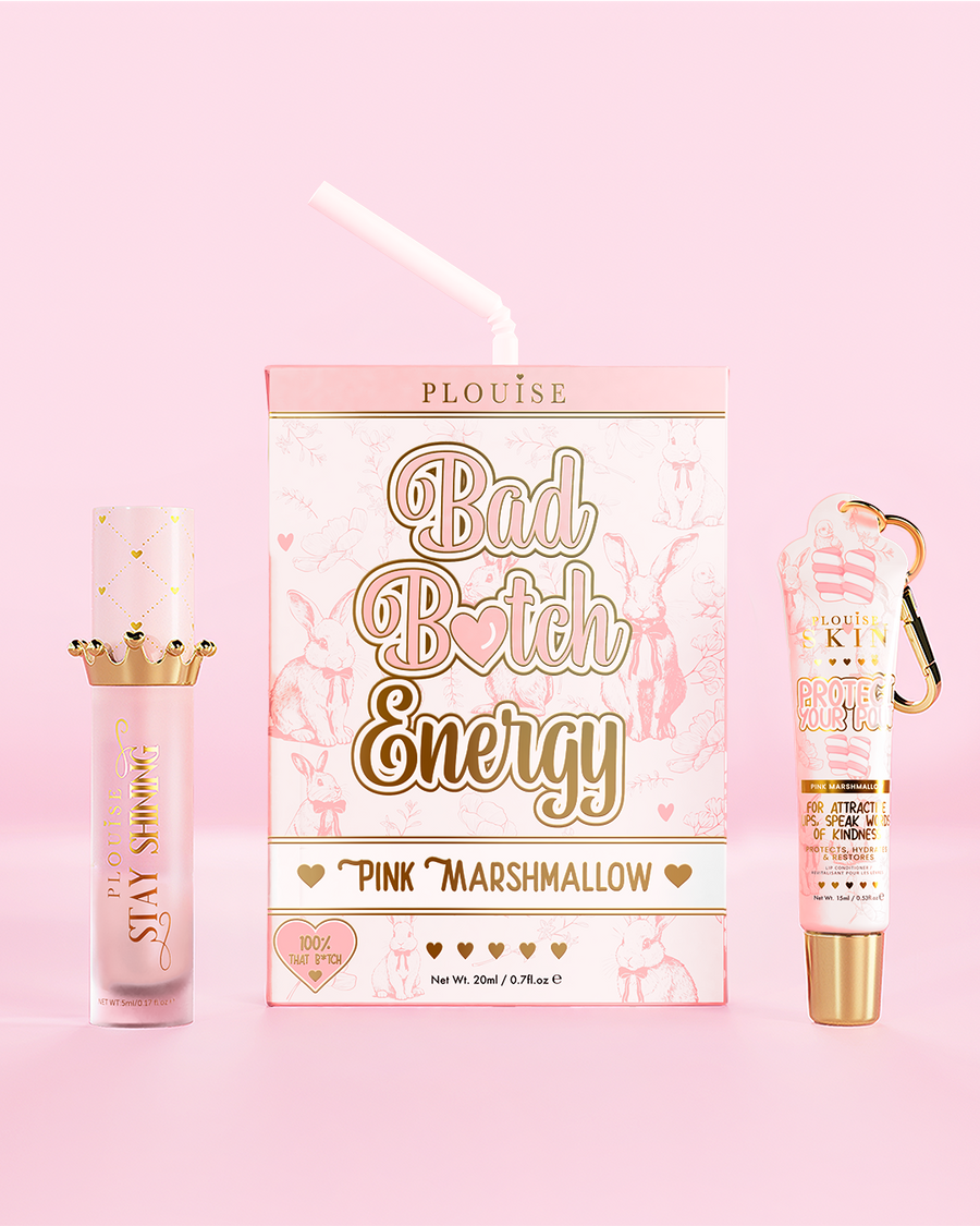 Duo de lèvres à la guimauve rose 'Bad Bitch Energy' de P.Louise sur fond rose