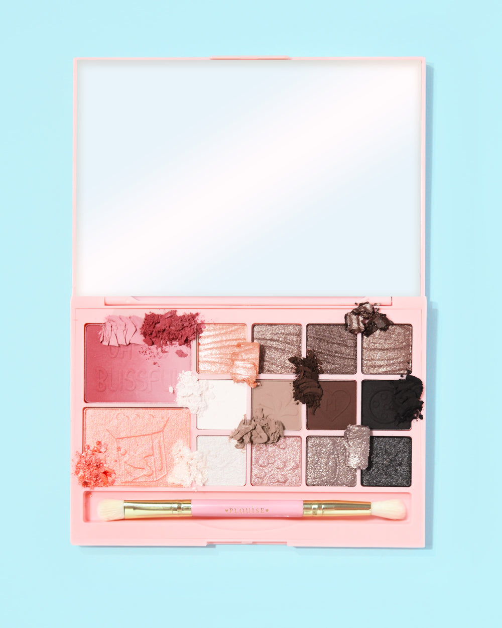 P. Louise Best Served Cold Breakfast Bites All In One Makeup Palette avec différentes nuances sur fond bleu clair