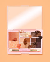 Une image de la palette de maquillage tout-en-un P. Louise Breakfast Bites dans une couleur neutre et chaude Toasty & Tempting sur fond orange.