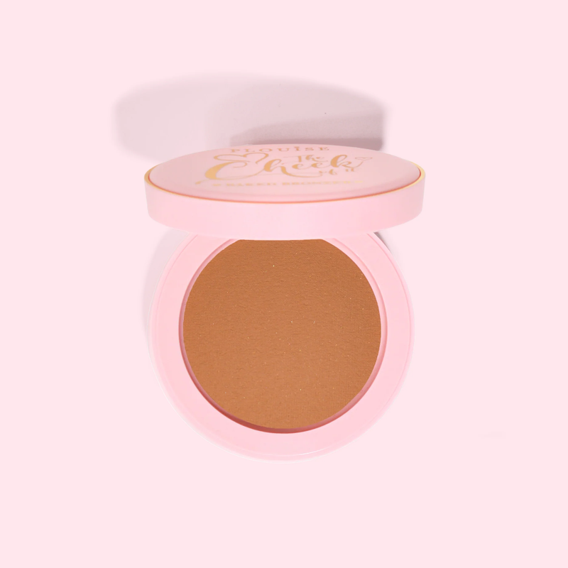 Poudre bronzante compacte cuite au four P.Louise dans un étui rose sur fond blanc