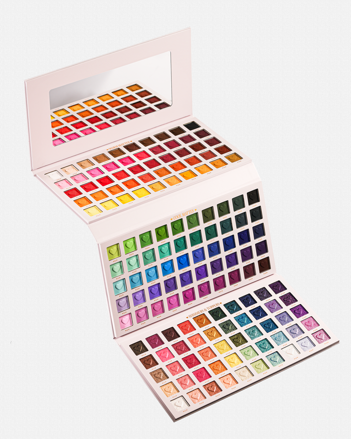 Une palette de fards à paupières arc-en-ciel P.Louise Creative Comeback XXXL ouverte affichant 150 fards à paupières colorés