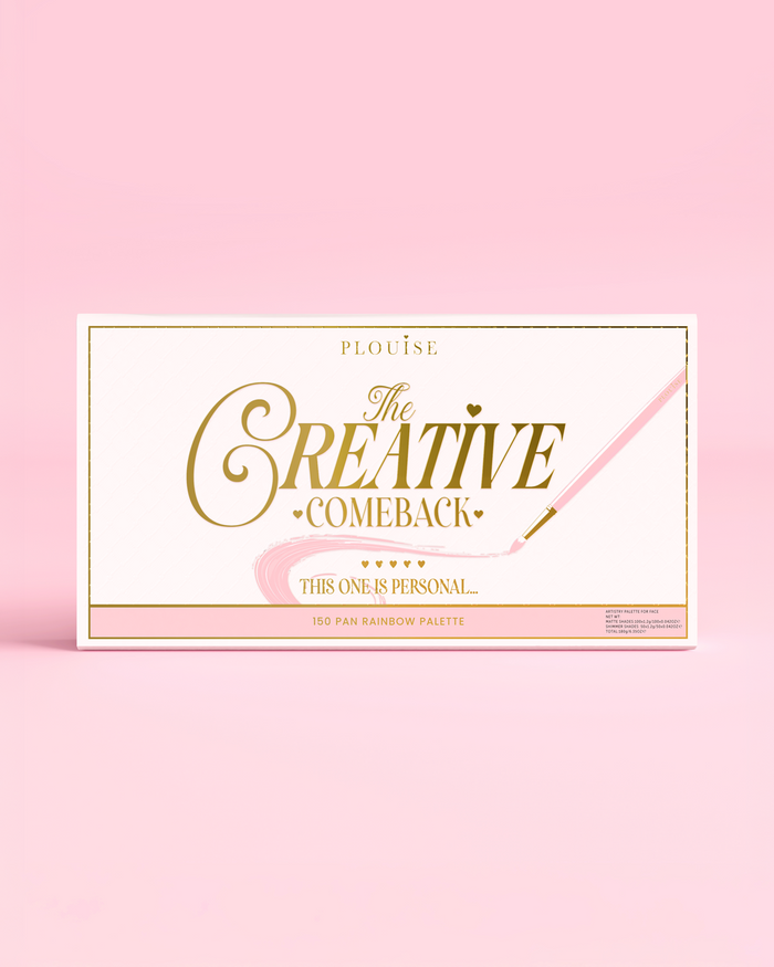 Recto d'une palette de fards à paupières arc-en-ciel P.Louise Creative COmeback XXXL fermée avec typographie dorée sur un boîtier rose sur fond rose