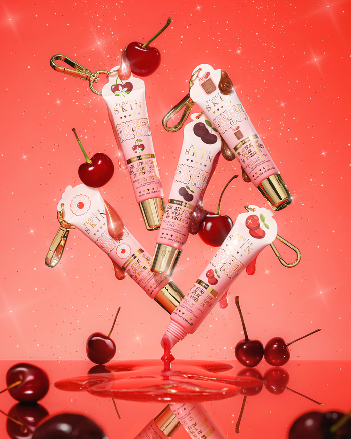 Le parfum de cerise à paillettes roses protège vos tubes de revitalisant pour les lèvres avec un motif de cerise sur fond rouge