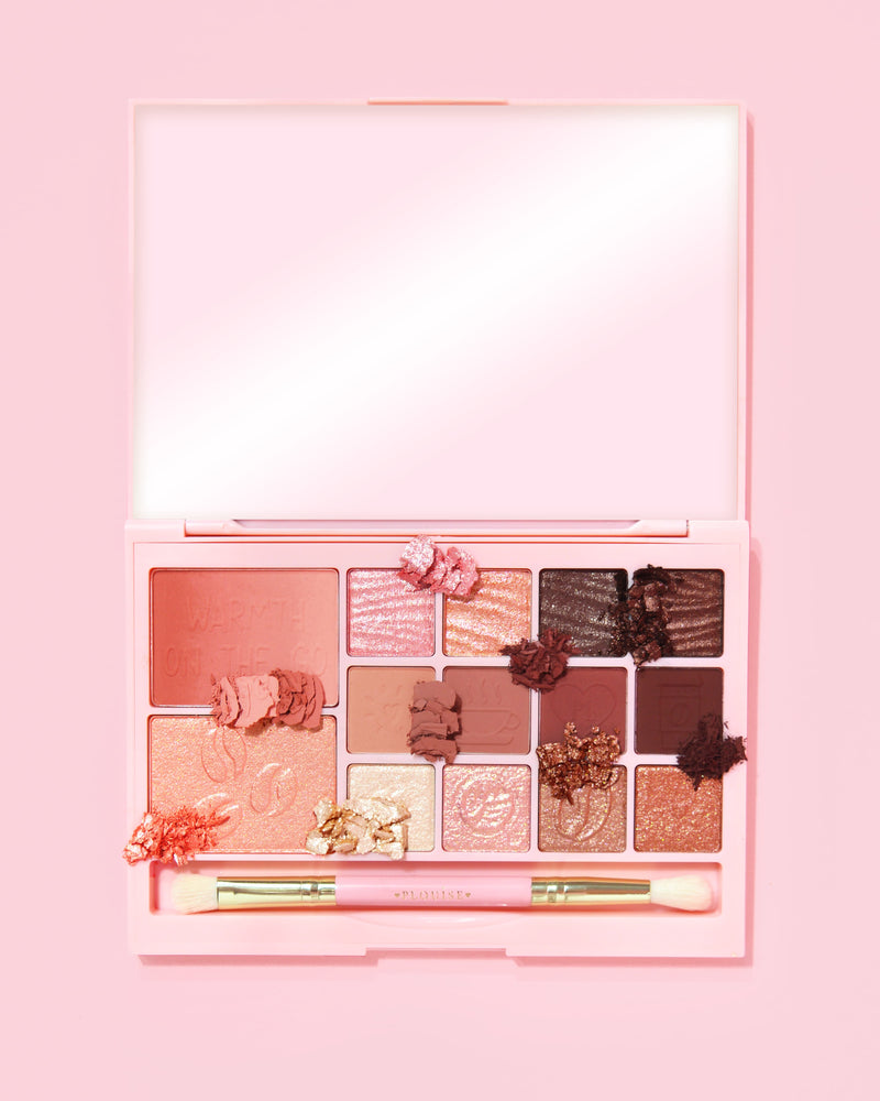 Une image de la palette de maquillage P. Louise Breakfast Bites All In One dans la teinte Hot To Go dans une couleur neutre et mauve sur fond rose