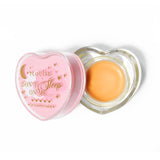 Masque de sommeil à lèvres en forme de coeur rose avec le couvercle retiré sur fond blanc