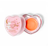Masque de sommeil à lèvres en forme de coeur rose avec le couvercle retiré sur fond blanc