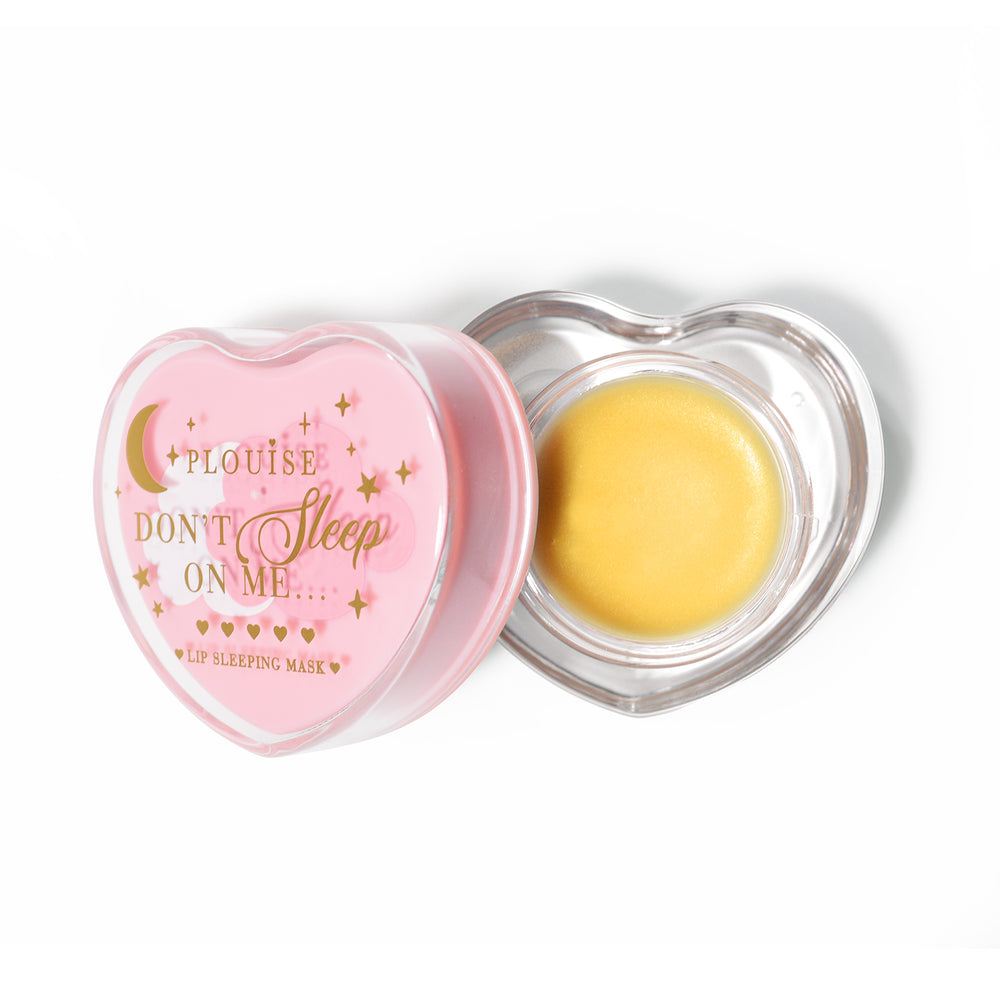 Masque de sommeil à lèvres en forme de coeur rose avec le couvercle retiré sur fond blanc