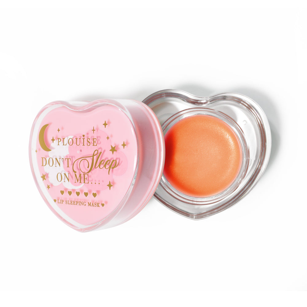 Masque de sommeil à lèvres en forme de coeur rose avec le couvercle retiré sur fond blanc