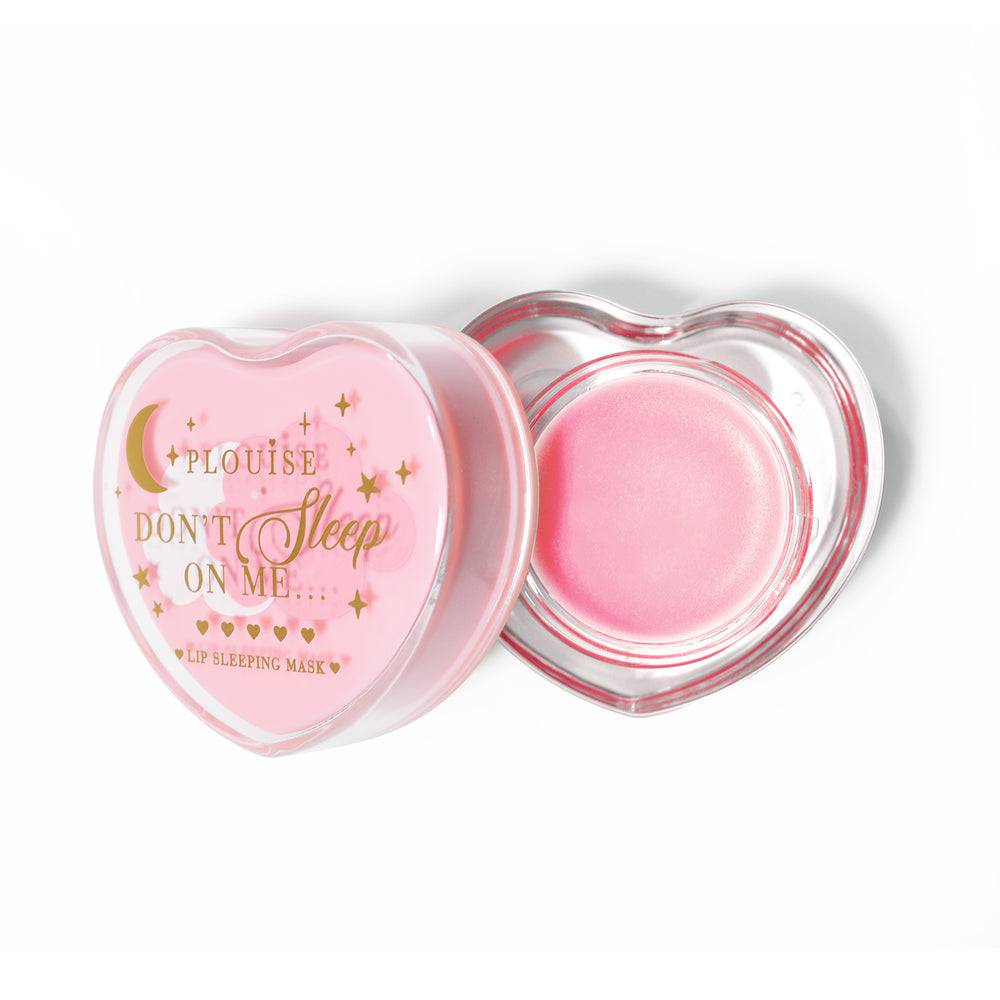 Masque de sommeil à lèvres en forme de coeur rose avec le couvercle retiré sur fond blanc