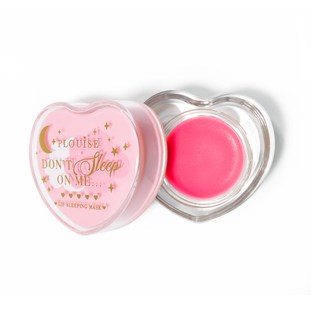 Masque de sommeil à lèvres en forme de coeur rose avec le couvercle retiré sur fond blanc