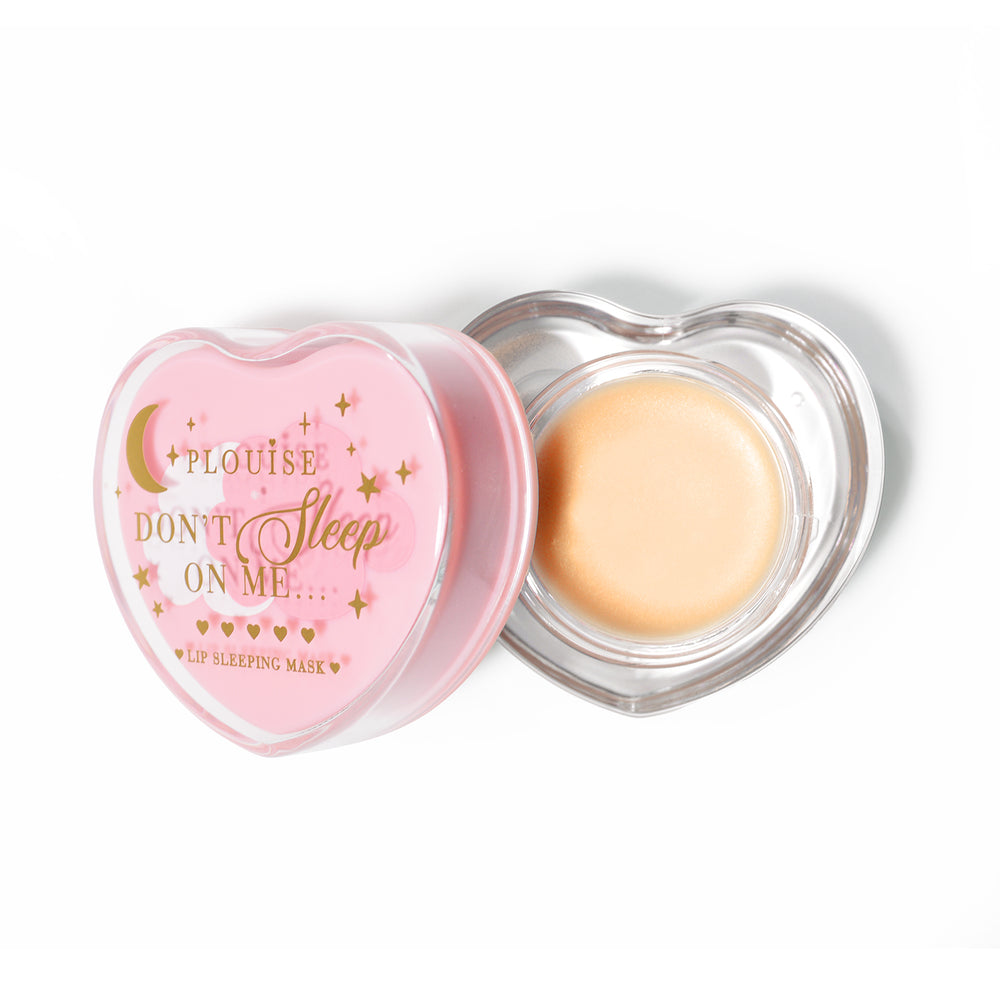 Masque de sommeil à lèvres en forme de coeur rose avec le couvercle retiré sur fond blanc