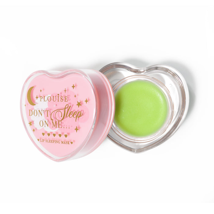 Masque de sommeil à lèvres en forme de coeur rose avec le couvercle retiré sur fond blanc