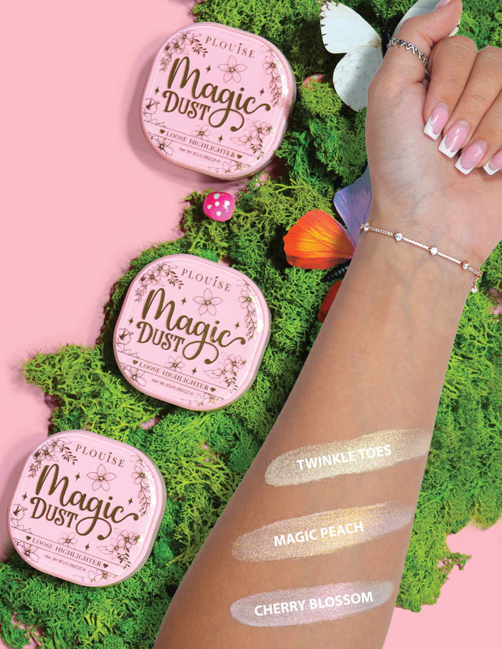 Trois surligneurs compacts et libres étiquetés Magic Dust dans les tons Twinkle Toes, Magic Peach et Cherry Blossom, présentés sur un bras avec un fond floral.