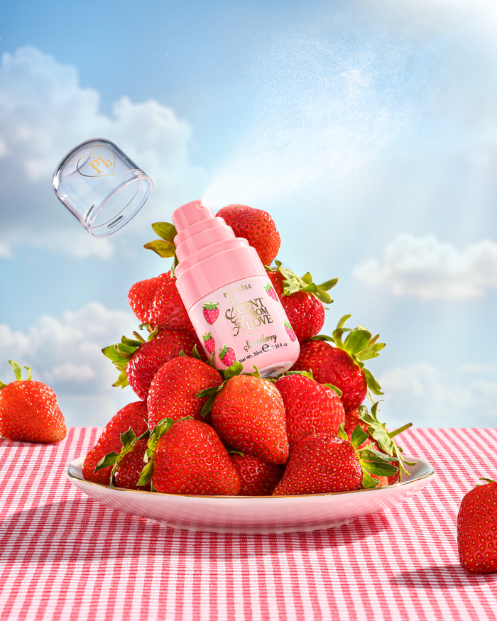 P.Louise Scent From Above Strawberry Hair & Body Mist sur une assiette avec des fraises