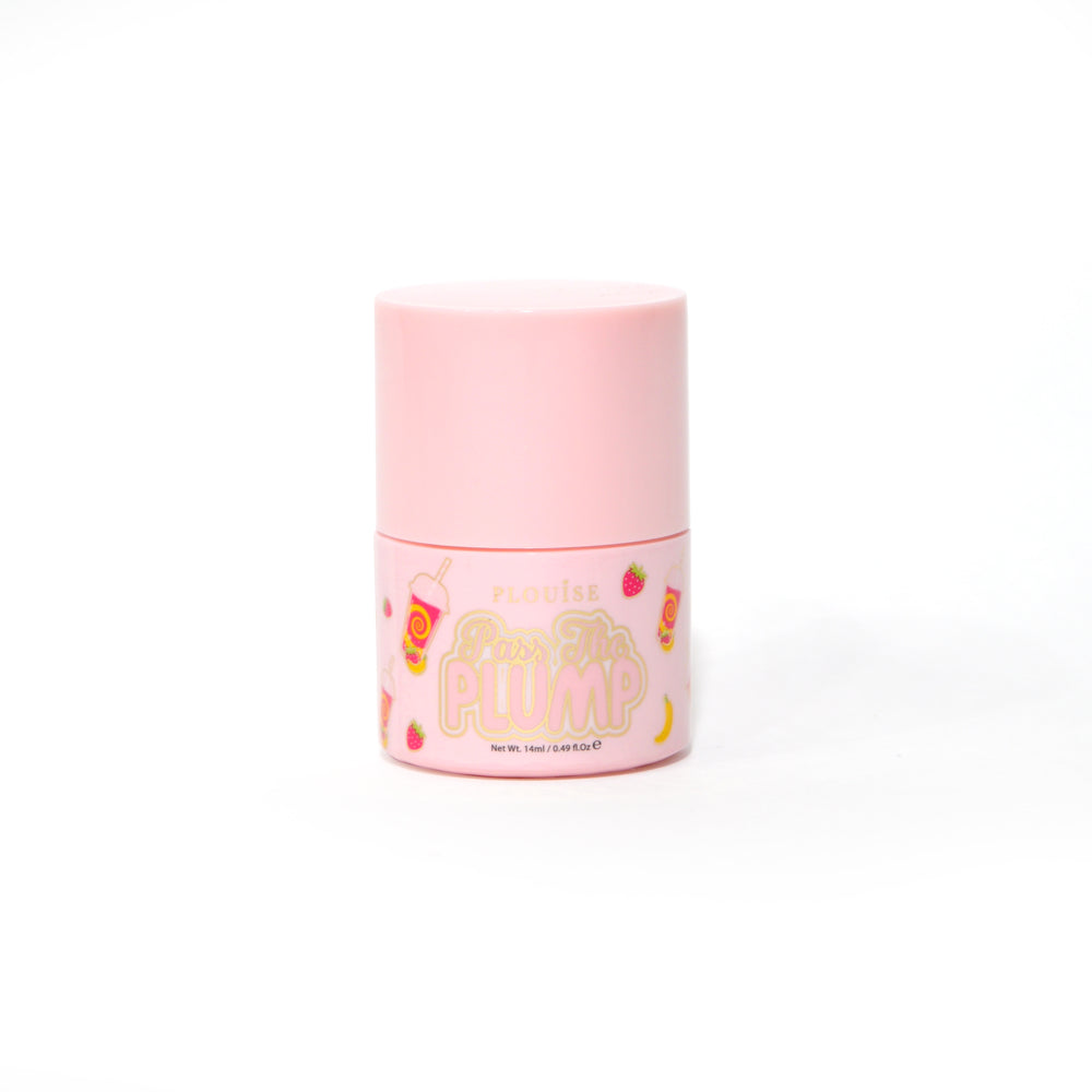 Bouteille rose de P.Louise Pass The Plump Lip Treatment sur fond blanc