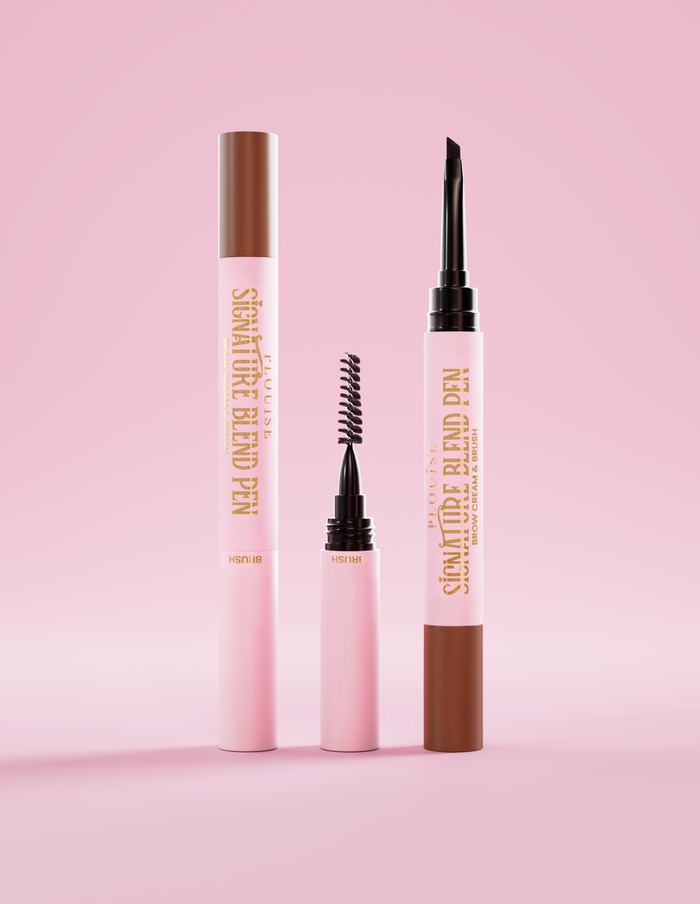 Stylo à sourcils P.Louise Signature Blend, avec des couvercles à chaque extrémité vous montrant chaque applicateur à l'extrémité sur un fond rose