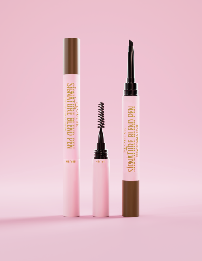 Stylo à sourcils P.Louise Signature Blend, avec des couvercles à chaque extrémité vous montrant chaque applicateur à l'extrémité sur un fond rose