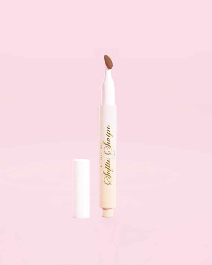 Une image d'un masque à lèvres teinté P.Louise Softie Swipe en Soft Launch sur fond rose