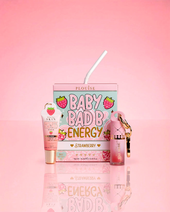 P.Louise Strawberry Baby Bad B Mini Lip Oil & Mini Lip Conditioner sur fond rose
