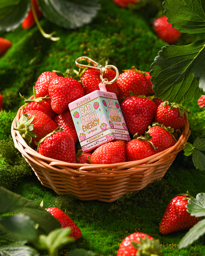 Baume à lèvres porte-clés P.Louise Strawberry dans un panier avec des fraises