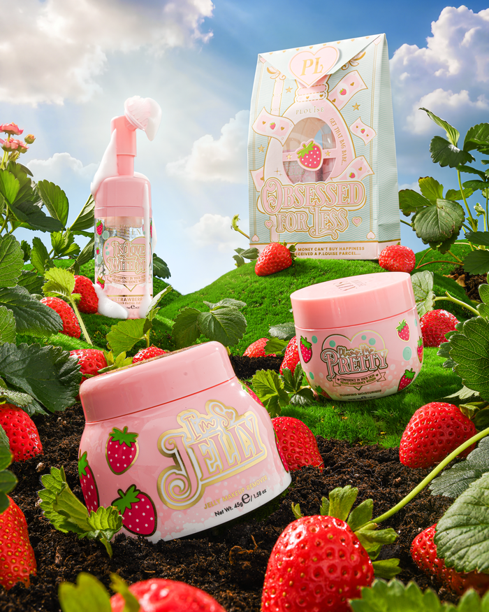 P.Louise Strawberry Obsessed For Less Double Cleanse & Hydrate Skincare Situé sur une colline herbeuse entourée de fraises