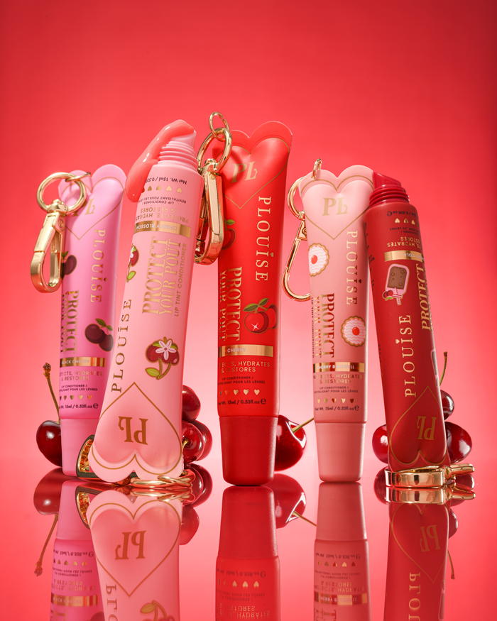 Lot de tubes revitalisants à lèvres teintés parfum cerise P.Louise sur fond rouge