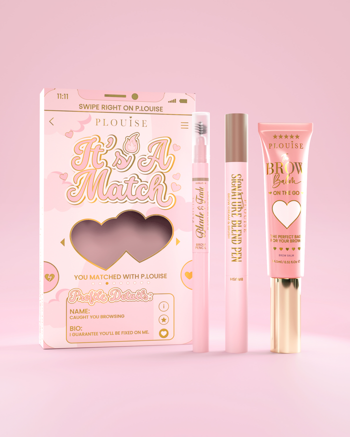 Coffret cosmétique pour sourcils It's A Match comprenant le stylo P.Louise Signature Blend Pen, le crayon à sourcils Blade & Fade et le baume à sourcils, emballés dans des boîtes à thème rose et or avec des motifs de cœur.