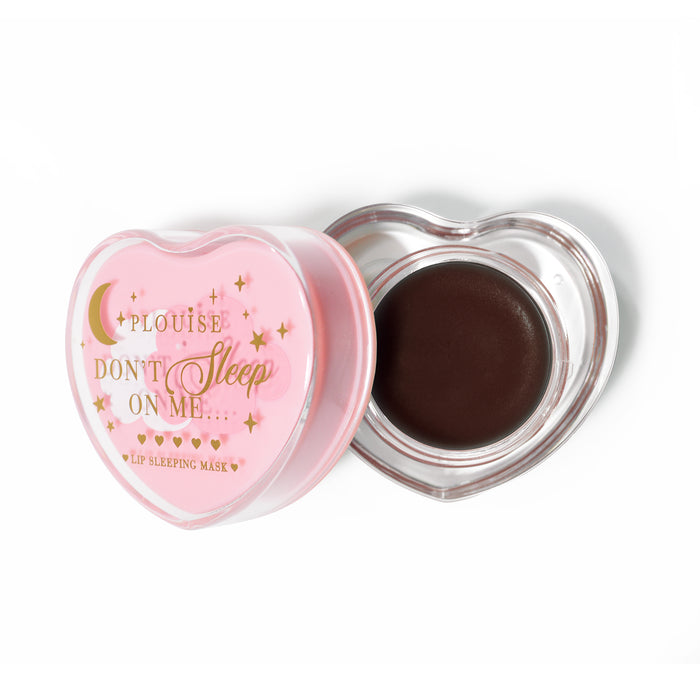 Masque de sommeil à lèvres en forme de coeur rose avec le couvercle retiré sur fond blanc