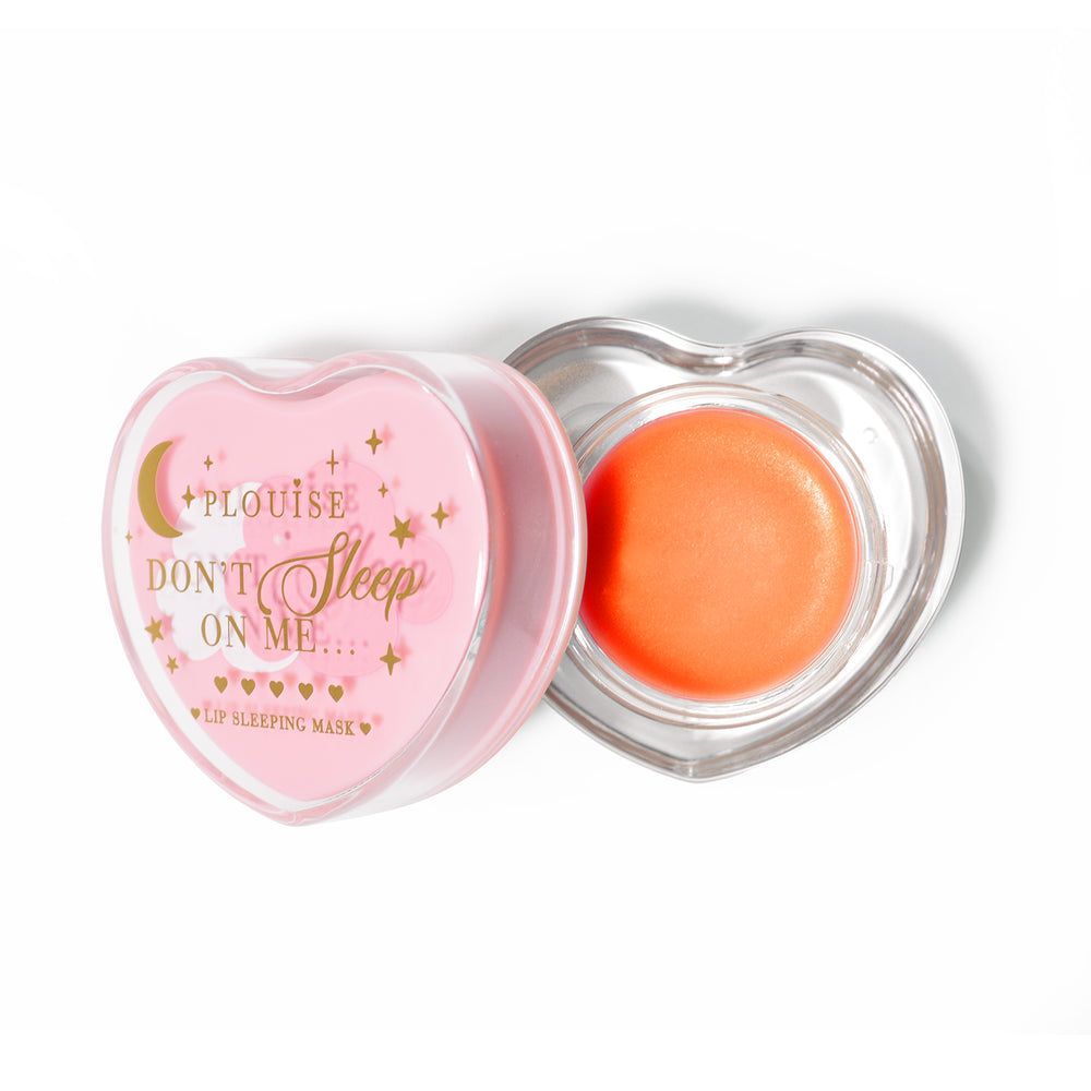 Masque de sommeil à lèvres en forme de coeur rose avec le couvercle retiré sur fond blanc