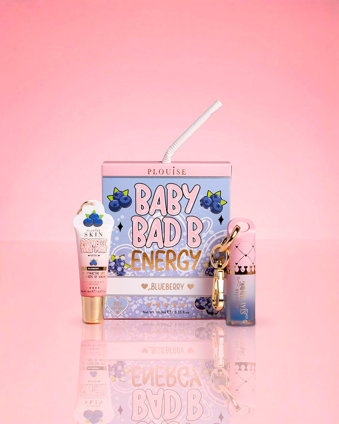 P.Louise Blueberry Baby Bad B Energy Mini Duo Après-Shampooing et Huile à Lèvres sur fond rose